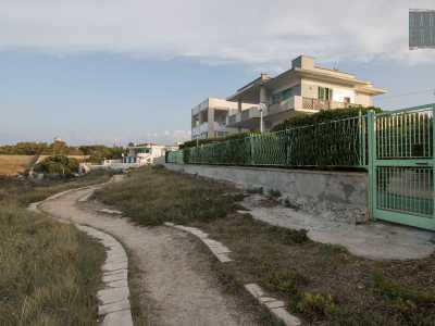 Costeggiamo poi alcune �fortunate� ville...